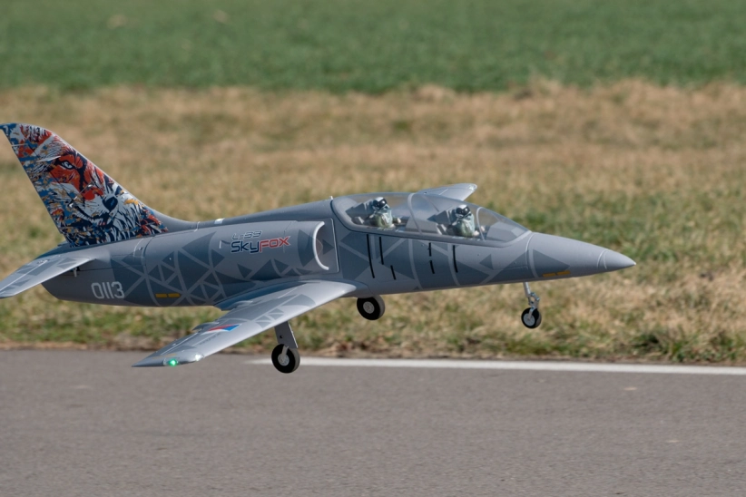 RC letadlo KAVAN L-39 Skyfox 1088mm, šedá