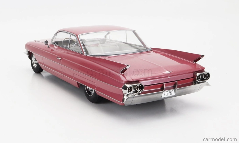 Cadillac Series 62 Coupe Deville 1961 v mierke 1:18 Ružová