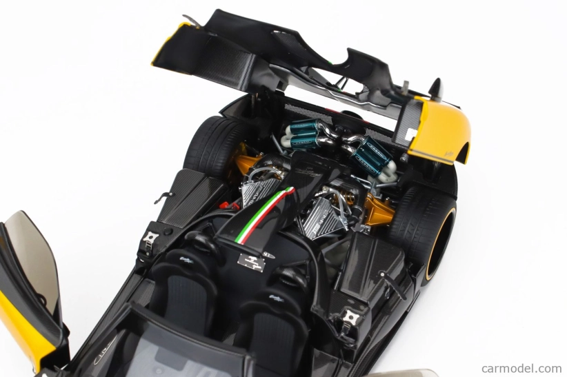 Almost-real Pagani Zonda 5 Cinque Roadster 2009 1:18 Žlutý Černý Uhlík