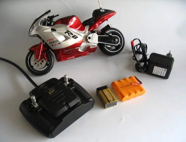 RC motorka 1:8, červená