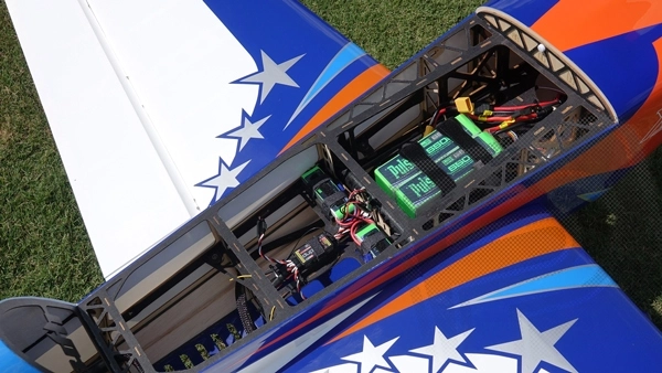 95" Extra 330S – modrá/biela 2,41 m