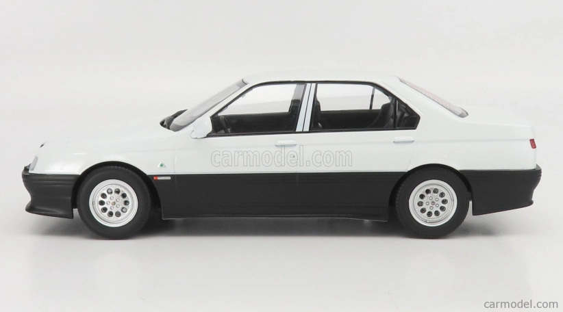Triple9 Alfa romeo 164 Q4 1994 - Čierny interiér 1:18 Biela