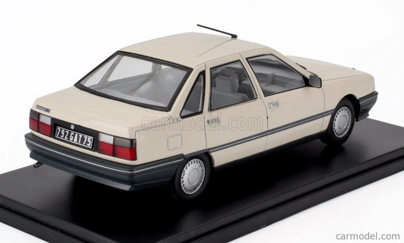 Edicola Renault R21 Gts 1986 - Con Vetrina - S vitrínou 1:24 biela