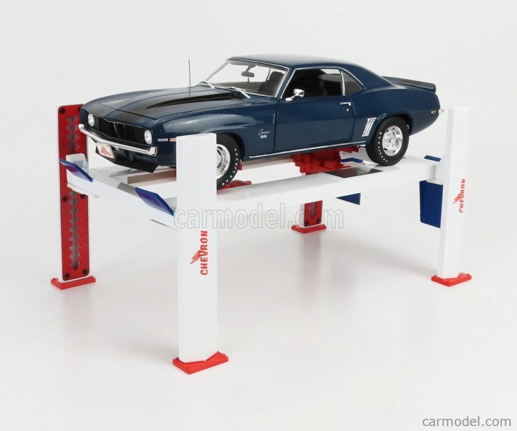 Greenlight Accessories Garážová súprava Chevron Officina - Ponte Sollevatore Auto - Four Post Lift 1:18 Biela červená modrá