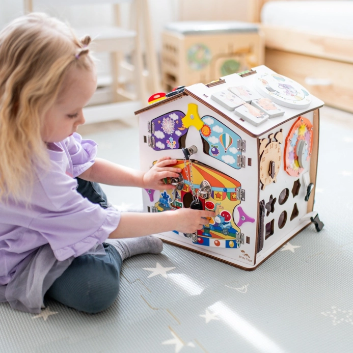 2Kids Toys Activity board Domček biely – poškodený obal