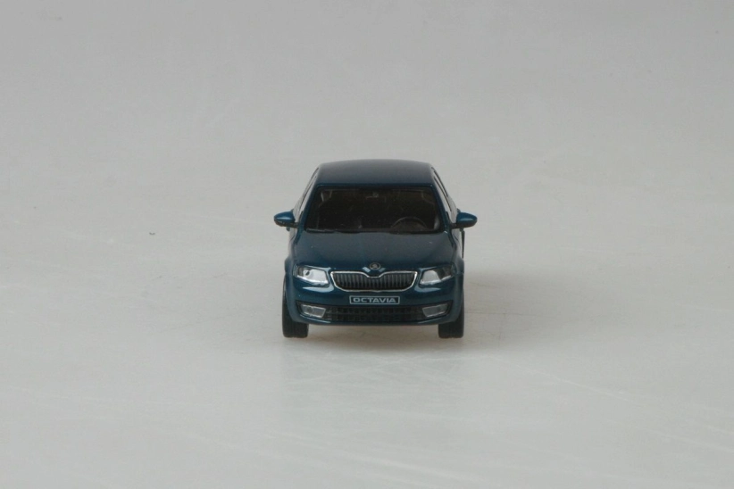 Abrex Škoda Octavia III (2012) 1:43 – modrá láva metalíza