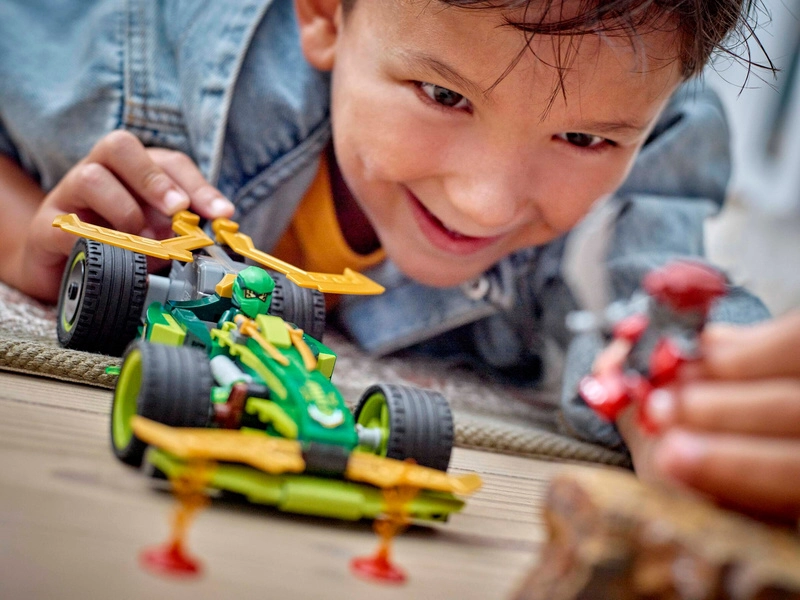 LEGO Ninjago – Lloydovo pretekárske auto s naťahovacím motorom