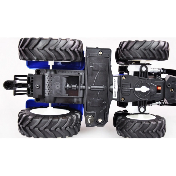 RC traktor s pluhom