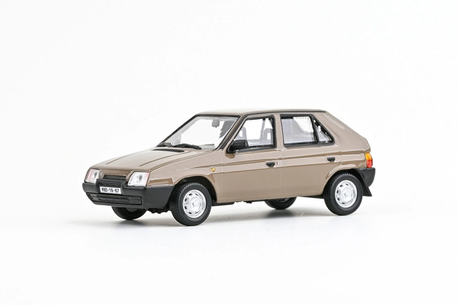 Abrex Škoda Favorit 136L (1988) 1:43 - Hnědá Kamenná