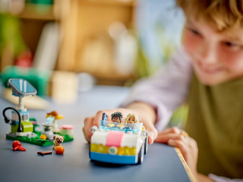 LEGO Friends - Elektrické auto s nabíjačkou