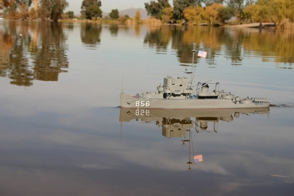 RC loď USS Whitehall A