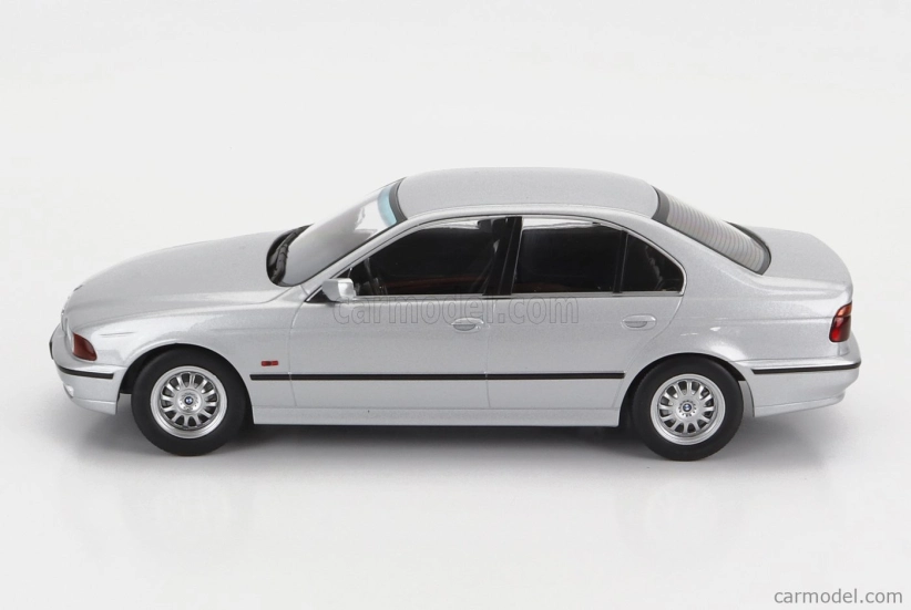 BMW radu 5 530d (e39) Sedan 1995 v mierke 1:18 strieborná