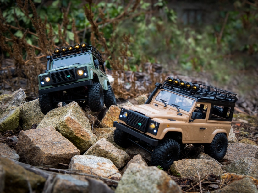 RC auto Land Rover Defender T98 1/12, zelená + náhradní baterie