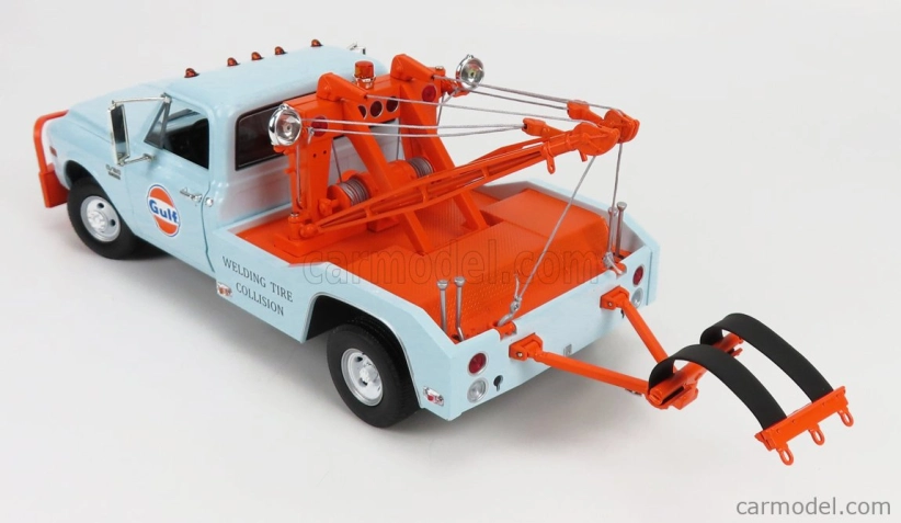 Greenlight Chevrolet C-30 Pick-up Gulf Odtahový vůz 1969 1:18, světle modrá