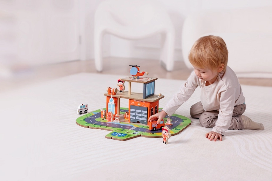 2Kids Toys Dřevěná stanice Hasiči 2 v 1