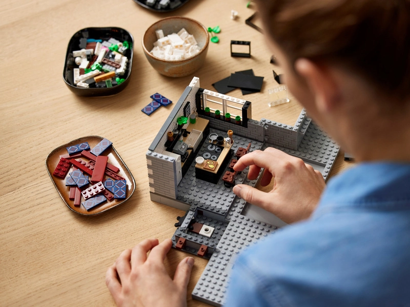 LEGO Ikony - Queer Team - Apartmán Ouzo Five