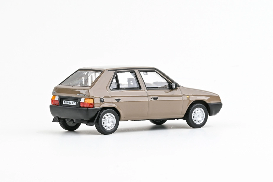 Abrex Škoda Favorit 136L (1988) 1:43 - Hnědá Kamenná