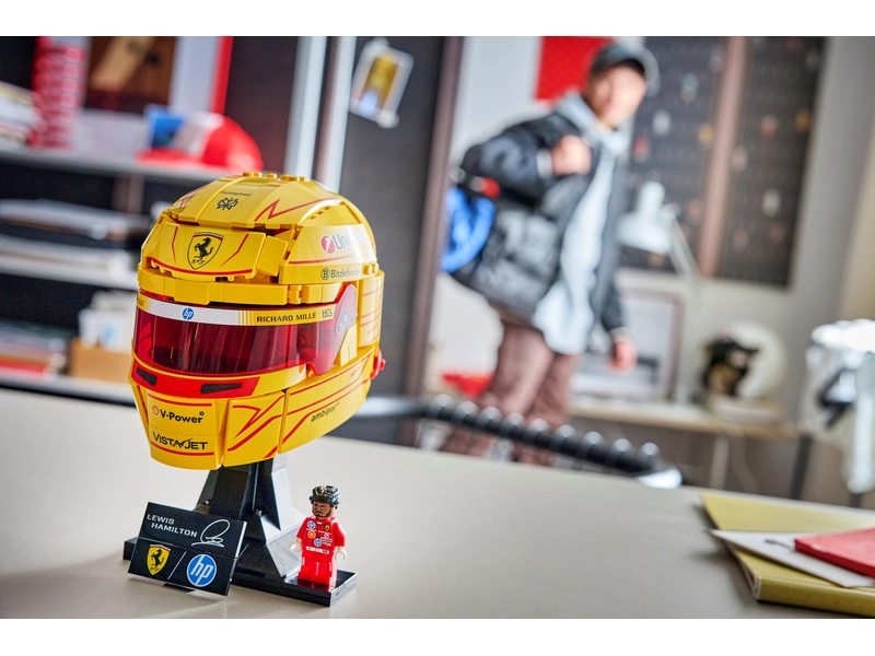 LEGO Editions - Prilba Lewisa Hamiltona zo Scuderia Ferrari HP