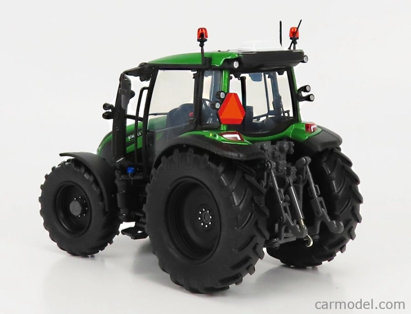 Universal hobbies Valtra G135 Traktor 2017 1:32 Zelená s čiernou