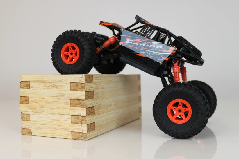 RC crawler Engine 1:18, oranžová + náhradná batéria