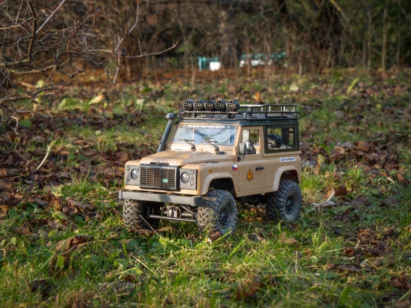 RC auto Land Rover Defender T98 1/12, písková + náhradní baterie