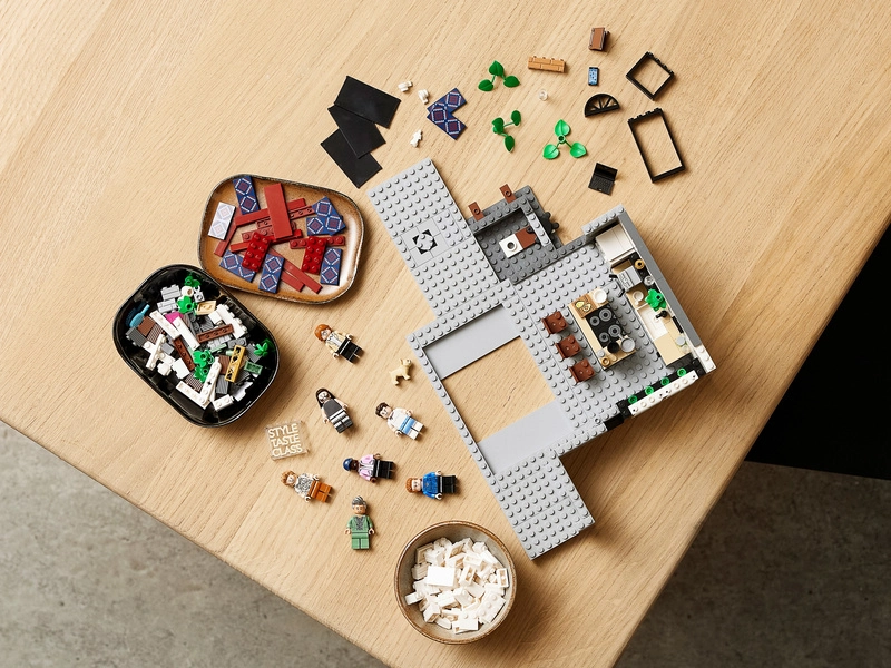 LEGO Ikony - Queer Team - Apartmán Ouzo Five