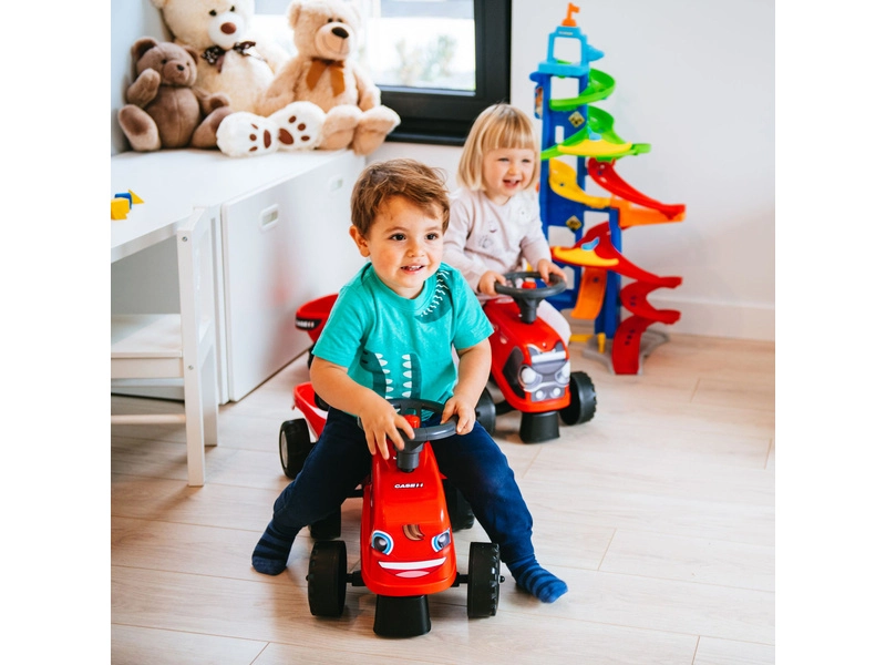 FALK – Detské odrážadlo Baby Case IH s vlečkou, lopatkou a hrabličkami