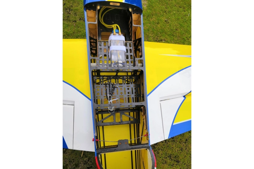 88" laser 2240mm 60cc červeno-biely - rozbalený