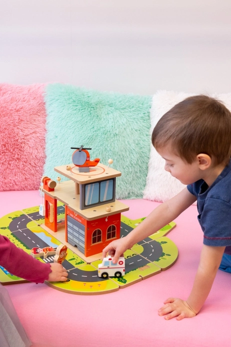 2Kids Toys Dřevěná stanice Hasiči 2 v 1