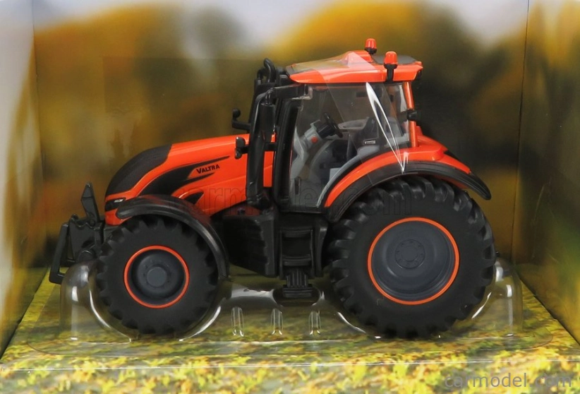 Britský traktor Valtra T254 2018 1:32 oranžový s čiernou