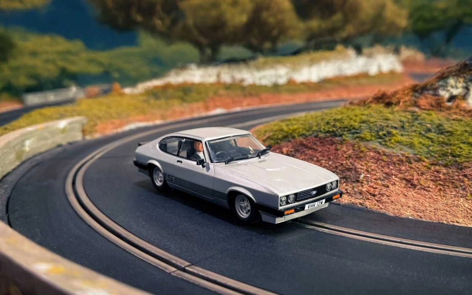 Autíčko Film & TV SCALEXTRIC C4642 - The Professionals Capri Twin Pack (1:32)