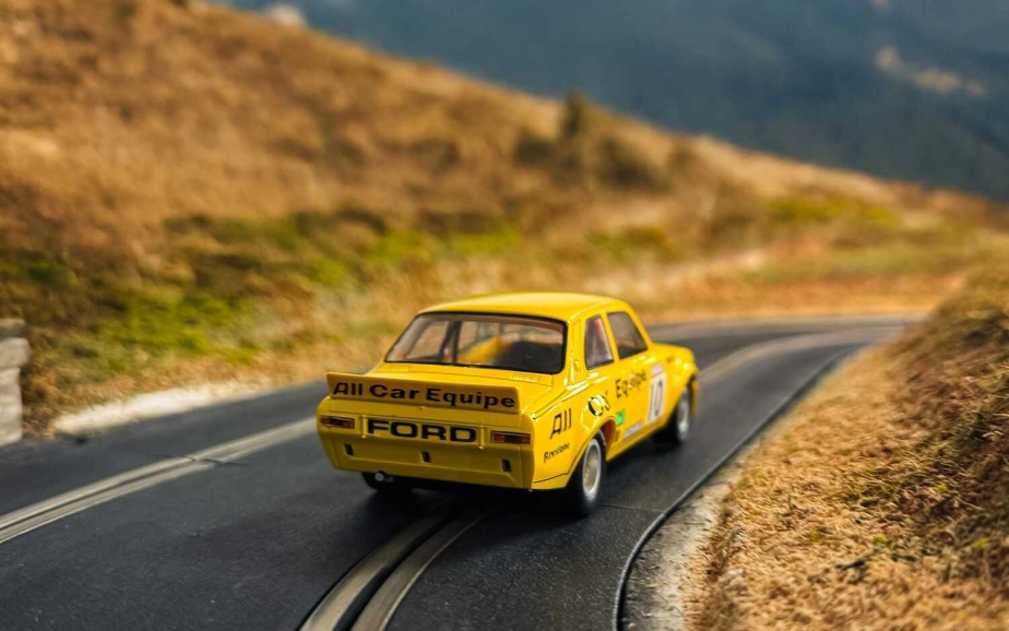 Autíčko Touring SCALEXTRIC C4590 - Ford Escort MK1 - All Car Equipe - Nick Whiting (1:32)