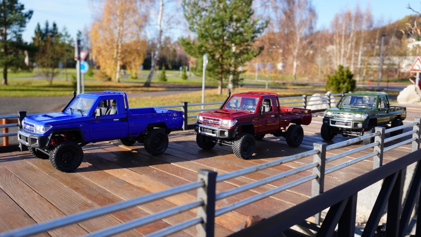 RC auto Land Cruiser Toyota, červená