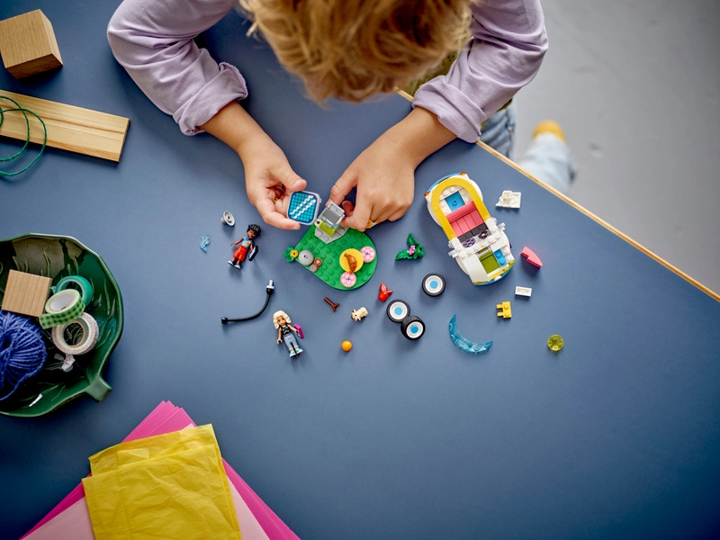LEGO Friends - Elektrické auto s nabíjačkou
