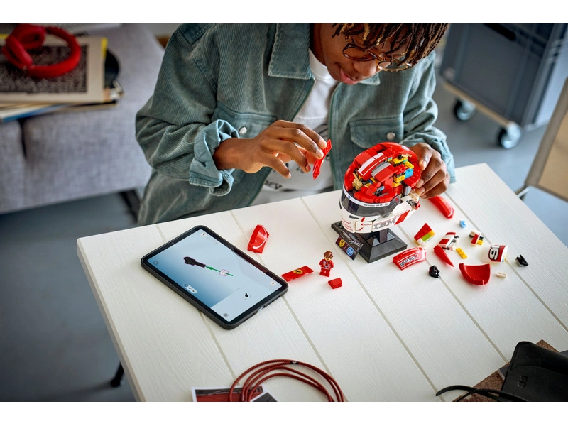 LEGO Editions - Prilba Charlesa Leclerca zo Scuderia Ferrari HP
