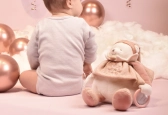 Doudou Darčeková sada Plyšový ľadový medvedík s krúžkom 30 cm ružový