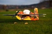 NA DIELY – Akrobatický model EXTRA 300, 800 mm stavebnica