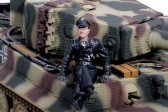 1/16 figurka německého sedícího kapitána Michaela Wittmann z 2 sv. války, ručně malovaná