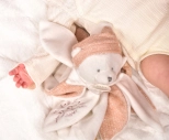 Doudou Dárková sada Plyšový muchláček medvídek s čepičkou 25 cm růžový