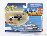 Johnny Lightning International Scout s prívesom a loďou 1979 1:64 biela čierna