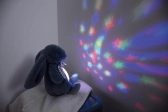 Doudou Hrací skříňka s projekcí Králíček modrý