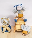 Doudou Textilná aktívna lopta s hrkálkou včela 15 cm
