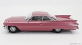 Cadillac Series 62 Coupe Deville 1961 v mierke 1:18 Ružová