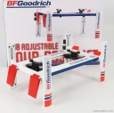 Greenlight Accessories Bf Goodrich Garage Set Officina Čtyřsloupový zvedák 1:18