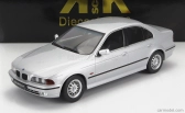 BMW radu 5 530d (e39) Sedan 1995 v mierke 1:18 strieborná