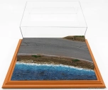 Atlantic Vetrina display box Diorama Base Strada Litorale - Sea Side Base - Lungh.lenght Cm 42.5 X Largh.width Cm 31.3 X Alt.height Cm 12.5 (altezza Interna Cm 9.7) 1:18 Plastový Displej