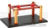 Greenlight Accessories Busted Knuckle Garage Set Officina - Ponte Sollevatore Auto - Four Post Lift 1:64 Žlutě Hnědá