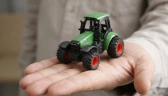 Kovový RC traktor s cisternou 1:64 RTR zelený, 3 rýchlostné stupne, LED svetlá