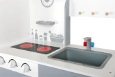 Malá drevená kuchyňa s chladničkou sivá