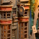 RoboTime 3D skladačka Zarážka na knihy Miniatúra domčeka Čarodejnícka ulička – poškodený obal